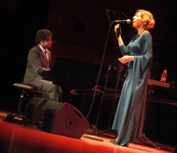 Sole Giménez: A media luz los mil