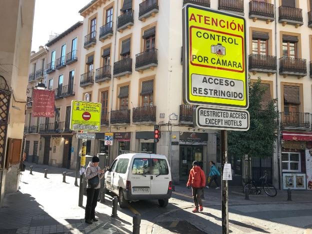 Movilidad cambia la señalización de la pilona de Elvira tras medio centenar de choques