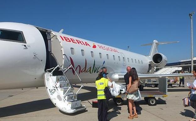 39 pasajeros afectados por la cancelación de un vuelo a Madrid, algunos de ellos aún esperando a volar