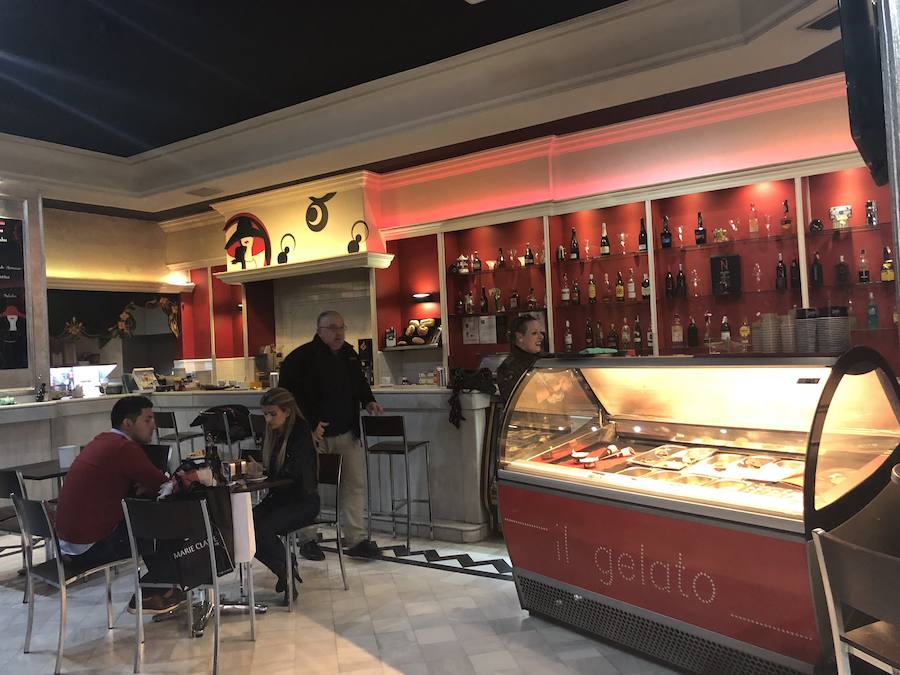 Así es 'De Boca en Boca', la cafetería que triunfa en el Centro Comercial Neptuno