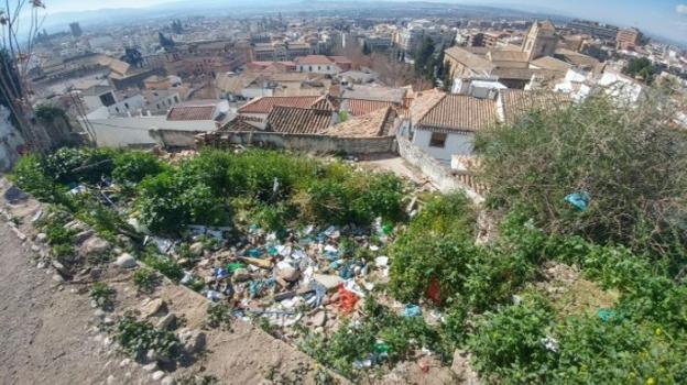 Un solar vacío del Albaicín se convierte en estercolero y foco de botellones