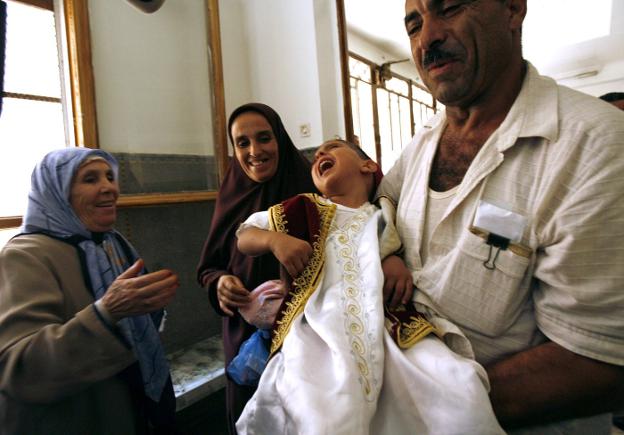 Estudian penas de cárcel por practicar la circuncisión