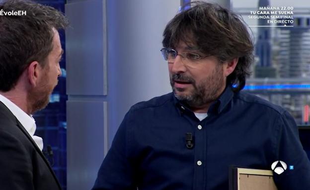 El polémico regalo de Jordi Évole a Pablo Motos en pleno directo