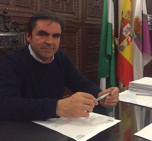 Recogen en Porcuna las firmas para la consulta popular sobre el alcalde