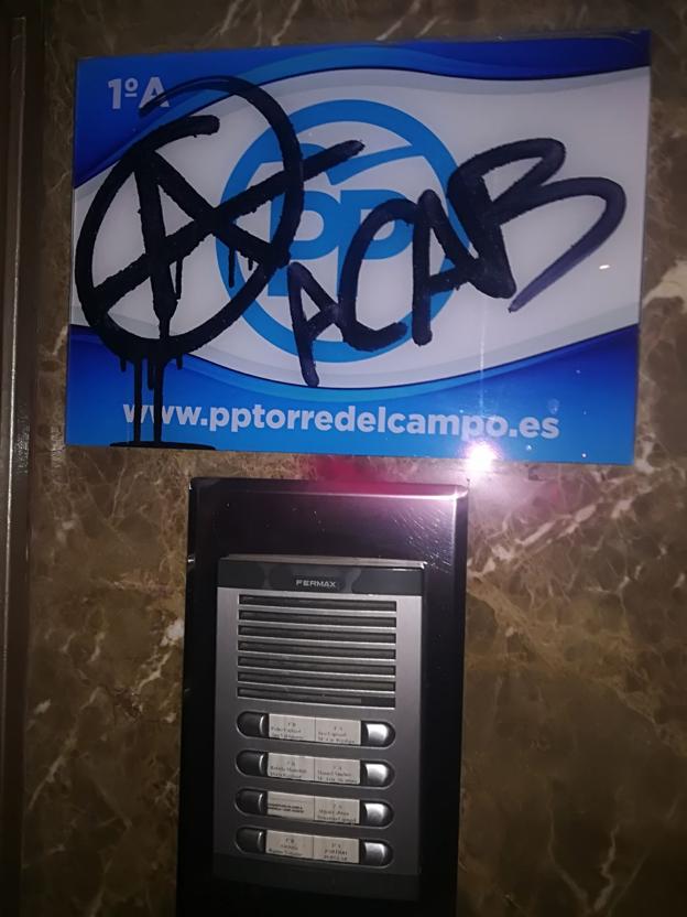 Objetos por el balcón y pintadas en la sede del PP de Torredelcampo