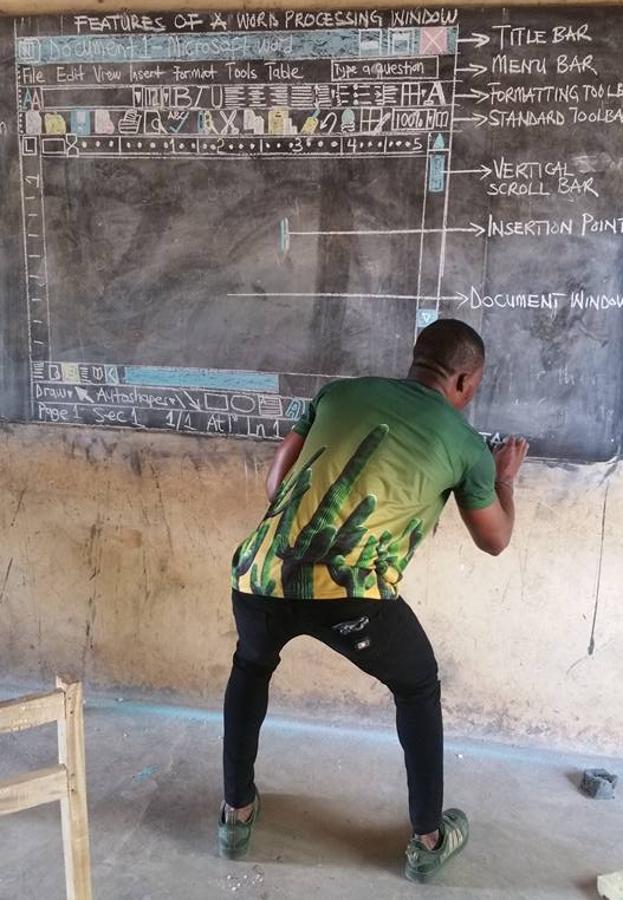 Un profesor enseña cómo utilizar 'Word' en una pizarra al no tener ordenadores en la escuela