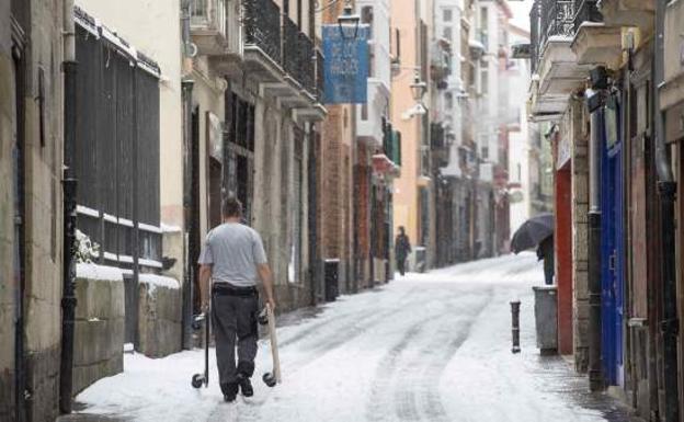 Muere al instante tras resbalarse con la nieve y golpearse en la nuca