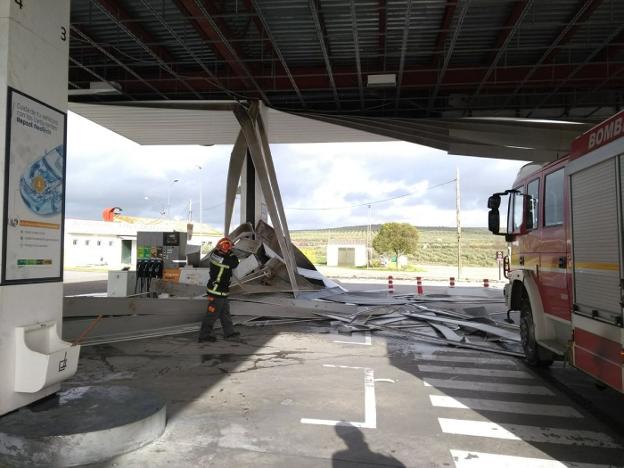 El viento arranca árboles y tejados