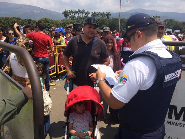 Las personas que buscan comida, medicinas y libertad para ir tirando