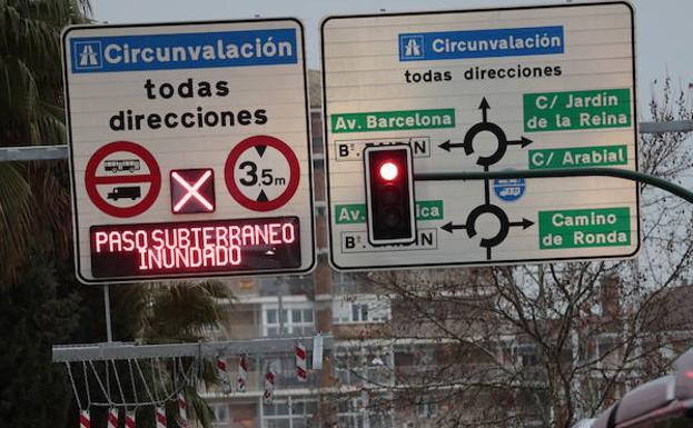 Calles anegadas, balsas en la Circunvalación y goteras en edificios y transporte público en Granada