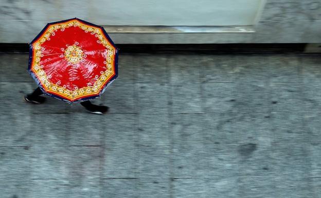 La insólita historia del primer hombre que se atrevió a usar paraguas: se burlaron de él durante 30 años