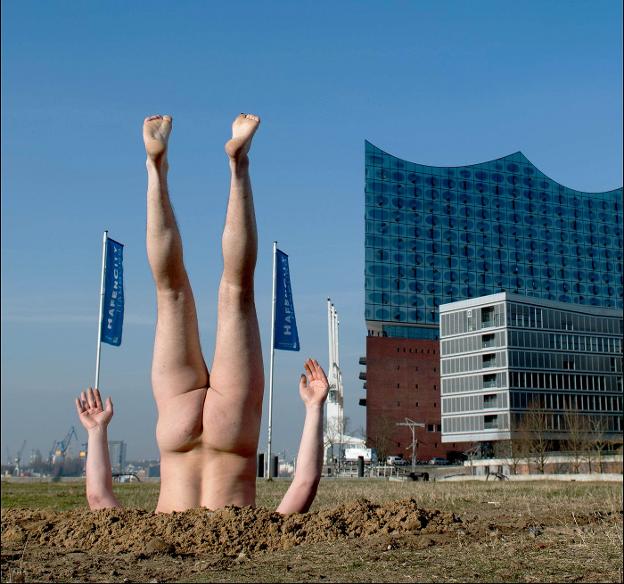 Lo último en arte: un hombre plantado desnudo