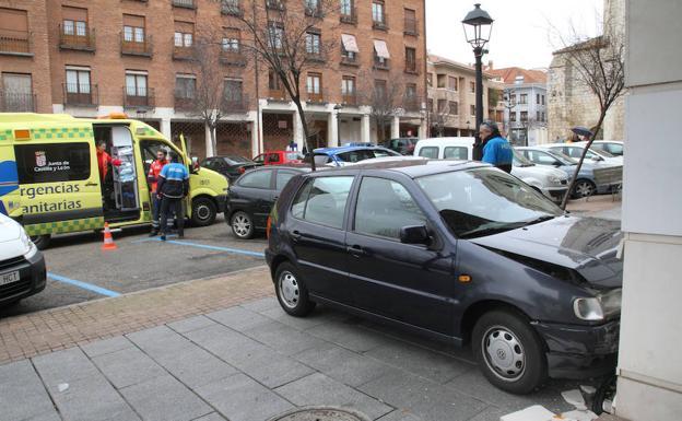 Confunde el acelerador con el freno al aparcar en batería y acaba en el Hospital