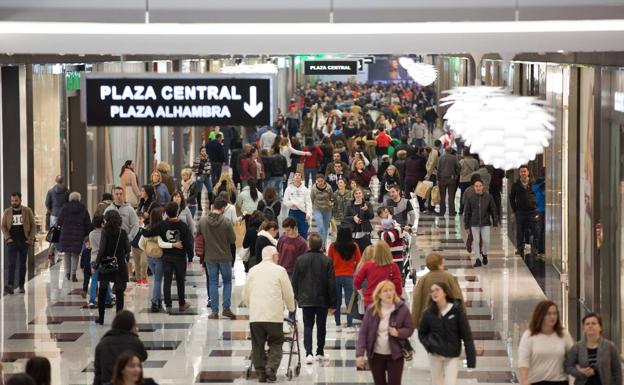 Los granadinos se refugian de la lluvia en los centros comerciales de Granada
