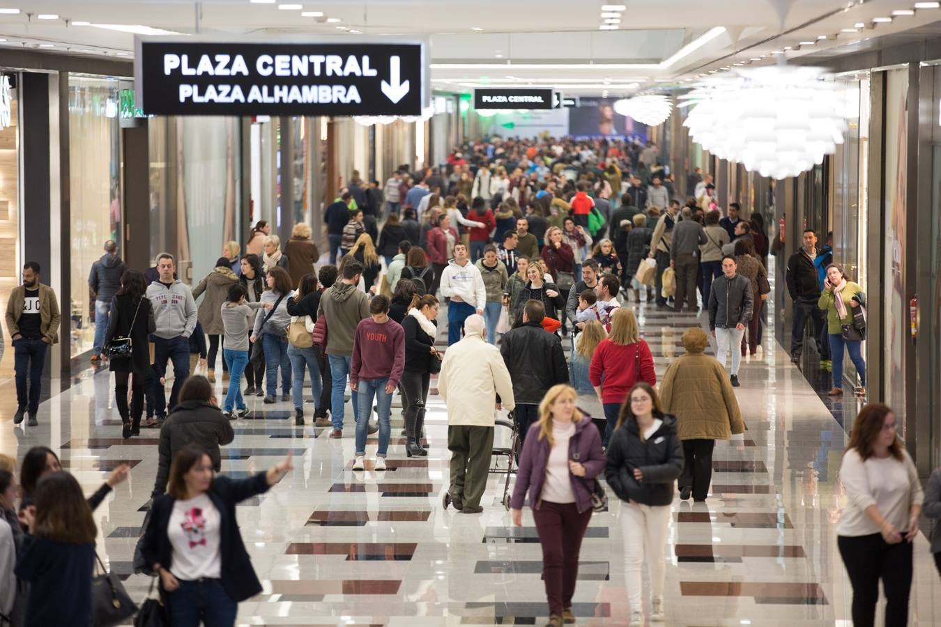 Los centros comerciales de Granada, refugio de la lluvia