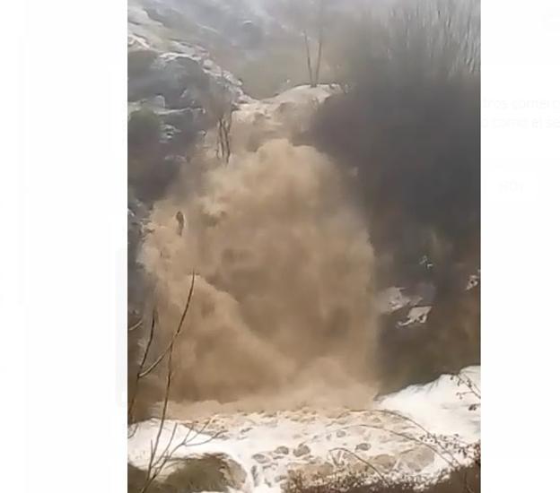 El imponente nacimiento del río Darro a mansalva debido a las lluvias