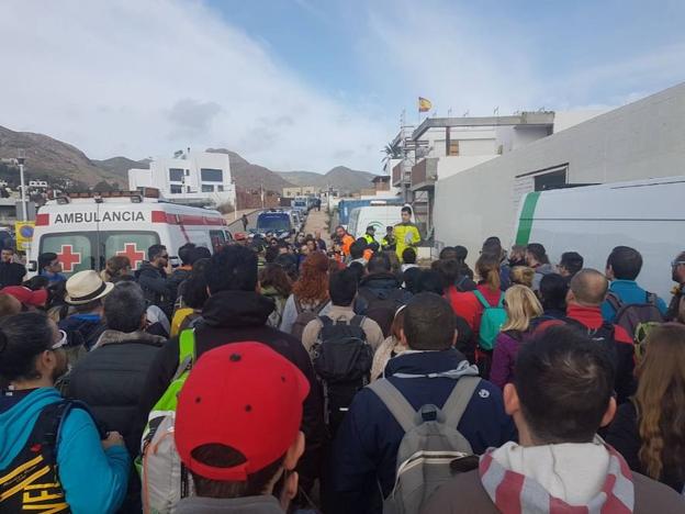 Las fuertes rachas de viento dificultan las labores de búsqueda