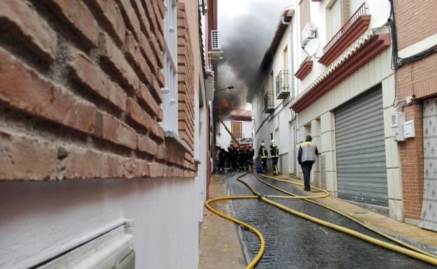 Investigan si un cortocircuito es la causa del incendio de Peligros