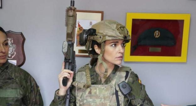 ¿Por qué está Paula Echevarría vestida de militar? La foto más comentada en las redes