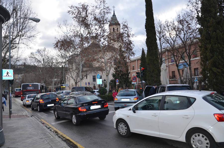 La Policía pone el foco en seis ‘puntos negros’ de la doble fila en Granada