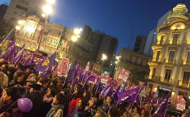 Miles de mujeres de Almería en la manifestación feminista
