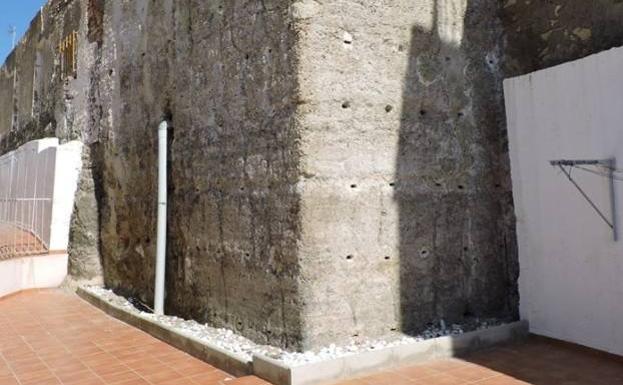 Hallan un torreón califal perforado por una tubería y la Junta lleva el caso a Fiscalía