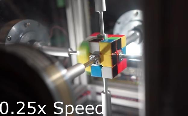 Un robot consigue el récord mundial del cubo de Rubik: menos de 1 segundo