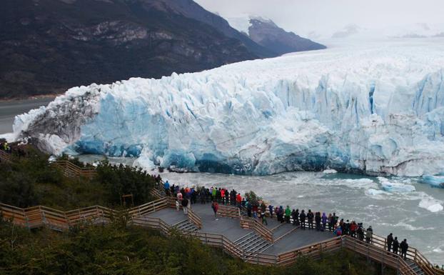 Las imponentes imágenes del glaciar de Argentina rompiéndose