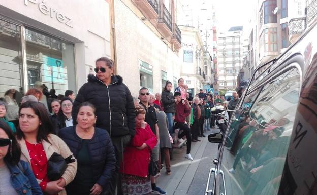 Colas multitudinarias en Almería para la capilla ardiente de Gabriel