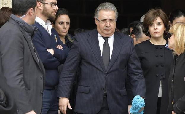 Sáenz de Santamaría acude a la misa en la Catedral con un pececillo de fieltro en la solapa