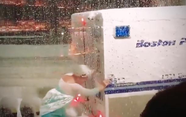 "Fue increíble": Elsa de Frozen sale al rescate de una furgoneta atrapada