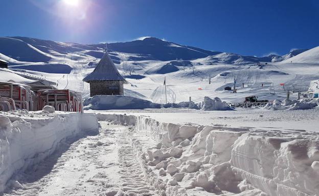 La cara y la cruz del temporal en 34 imágenes de Sierra Nevada