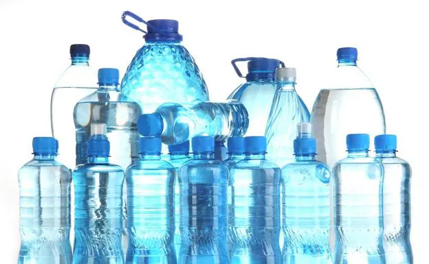 Descubren partículas de plástico en botellas de agua de 11 marcas