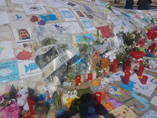 La UCO deja un ramo de flores en el monumento improvisado a Gabriel antes de volver a Madrid