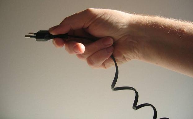 ¿Sabes el gasto que conlleva tener enchufado el cargador sin cargar el móvil?