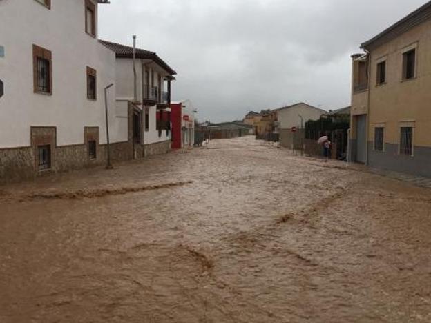 Desalojan a los vecinos de los Puentes por riesgo de desbordamiento del río