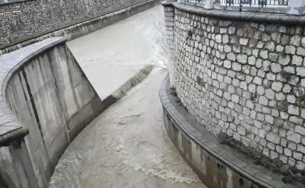 El vídeo que muestra la fuerza del Genil a su cruce con el Darro tras las lluvias en Granada