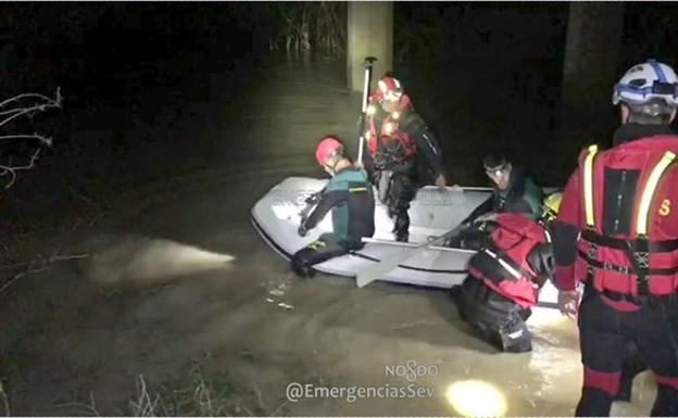 Buscan a un guardia civil arrastrado por el agua en Sevilla