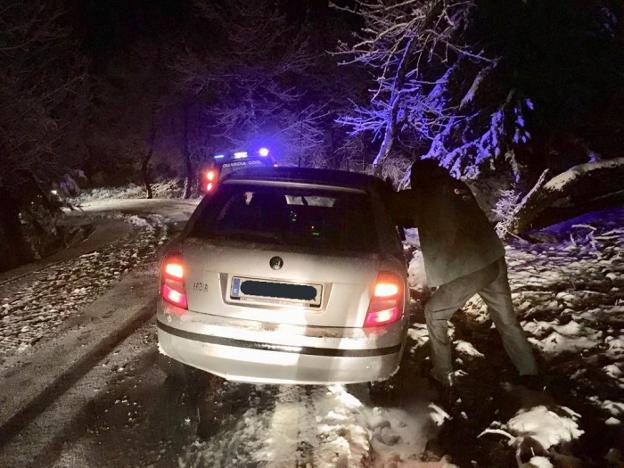 Coches atrapados en la nieve, un puente hundido y más incidencias