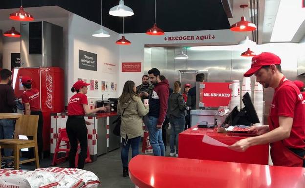 Aluvión de granadinos en el estreno de la famosa hamburguesería 'Five Guys' en el Nevada