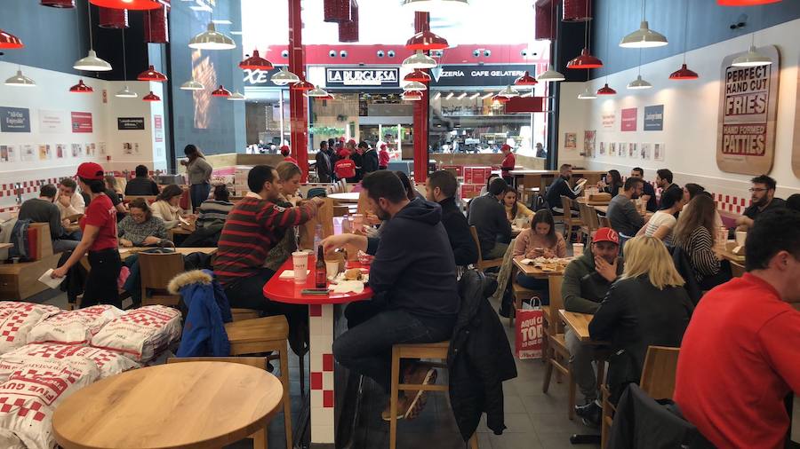 Así ha sido la multitudinaria apertura de 'Five Guys' en Granada