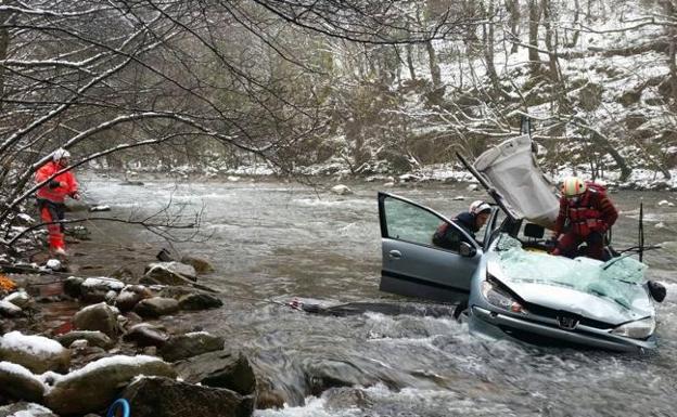 Muere un hombre de 80 años al caer su coche desde 15 metros al río en Cantabria