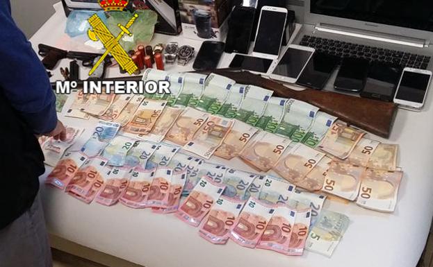 Venden droga en una cochera de Mancha Real armados y con moneda extranjera