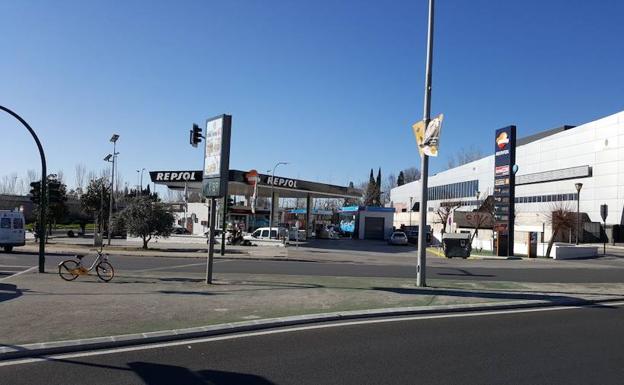Una bici de alquiler, abandonada durante más de 15 días en la rotonda del Neptuno de Granada