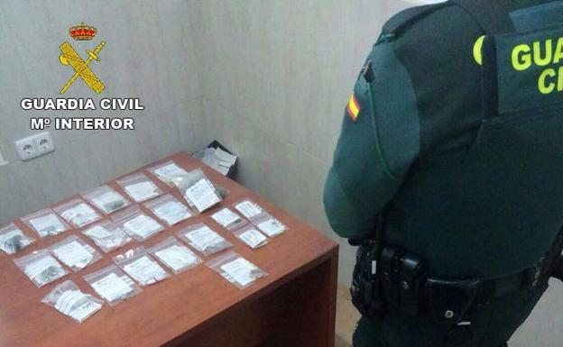 Pillados en Los Escullos con sustancias estupefacientes
