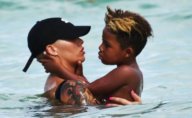 Amber Rose rompe su silencio contra los que llaman gay a su hijo por gustarle Taylor Swift: "Madurad, idiotas"