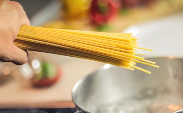 3 estudiantes provocan un incendio al intentar cocinar pasta sin agua