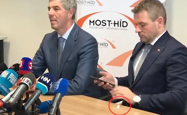 A un conocido primer ministro europeo se le cae una papelina en plena rueda de prensa: ¿era droga?