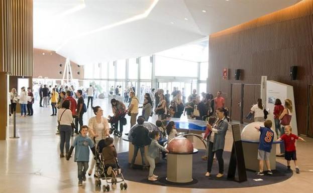 ¿Qué centros comerciales y lugares turísticos abren los festivos de Semana Santa en Granada?