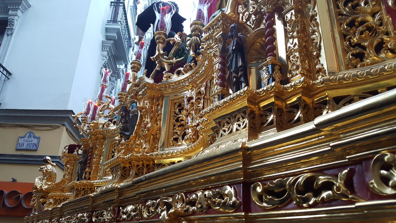 Jesús Despojado procesiona hacia el Centro de Granada